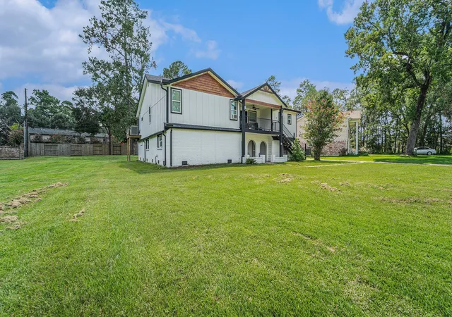 Photo 2 of Single family home for sale at 302 Brook Holw Dr, Conroe, TX 77385 | MLS# 73184014 | Listing updated on 2026-09-05