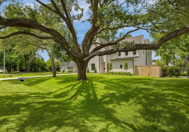 Photo 2 of Sale Pending at 822 W 31st Street, Houston, TX 77018 | MLS# 89323031 | Listing updated on 2026-09-01