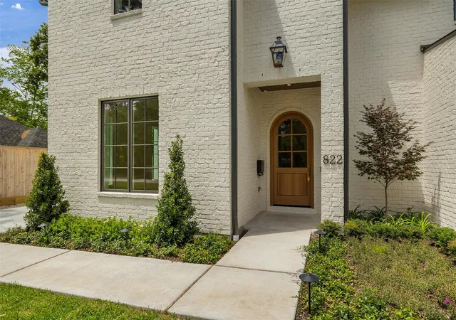 Photo 4 of Sale Pending at 822 W 31st Street, Houston, TX 77018 | MLS# 89323031 | Listing updated on 2026-09-01