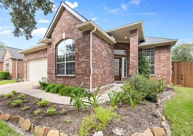 Photo 1 of Single family home for sale at 2404 S Venice Dr, Pearland, TX 77581 | MLS# 44202226 | Listing updated on 2026-09-07