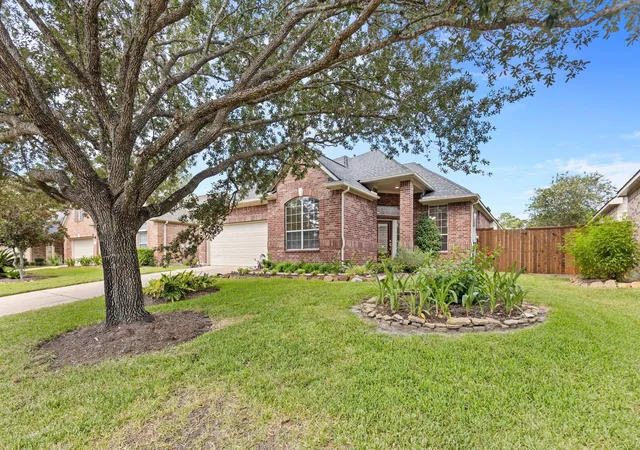 Photo 2 of Single family home for sale at 2404 S Venice Dr, Pearland, TX 77581 | MLS# 44202226 | Listing updated on 2026-09-07