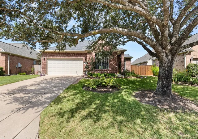 Photo 3 of Single family home for sale at 2404 S Venice Dr, Pearland, TX 77581 | MLS# 44202226 | Listing updated on 2026-09-07