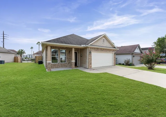Photo 3 of Sale Pending at 146 Snug Harbor Dr, Montgomery, TX 77356 | MLS# 17112410 | Listing updated on 2026-09-23