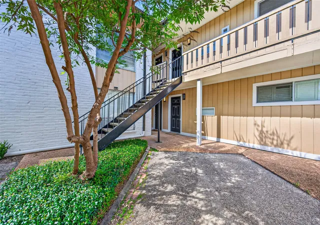Photo 3 of Condo for sale at 1418 Vermont St #2, Houston, TX 77006 | MLS# 59700196 | Listing updated on 2026-09-12