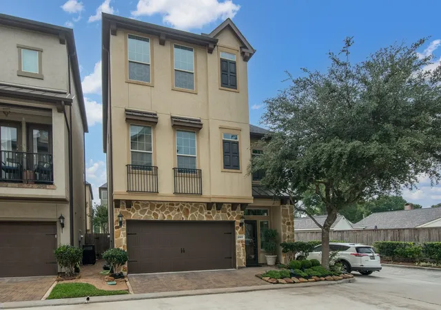 Photo 4 of Single family home for sale at 10602 Enclave Shadows Ct, Houston, TX 77043 | MLS# 16051792 | Listing updated on 2026-09-08