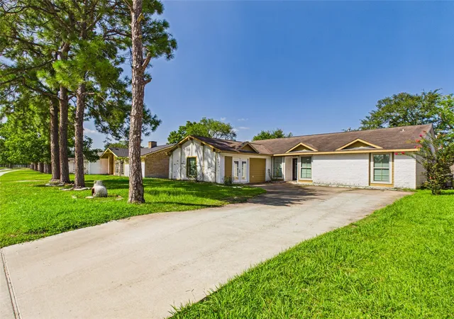 Photo 2 of Single family home for sale at 11419 Blackhawk Blvd, Houston, TX 77089 | MLS# 85502371 | Listing updated on 2026-09-15