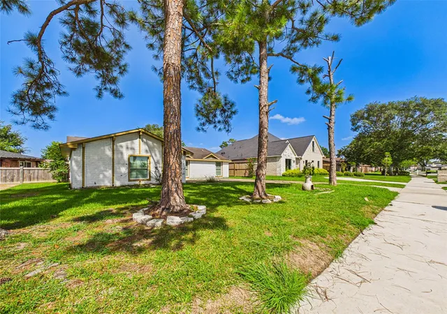 Photo 3 of Single family home for sale at 11419 Blackhawk Blvd, Houston, TX 77089 | MLS# 85502371 | Listing updated on 2026-09-15