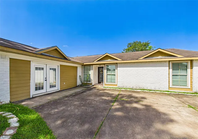 Photo 3 of Single family home for sale at 11419 Blackhawk Blvd, Houston, TX 77089 | MLS# 85502371 | Listing updated on 2026-09-15