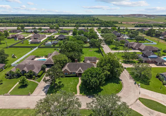 4th image of 616 Westwood Cir, La Marque, TX 77568 | MLS# 39606962