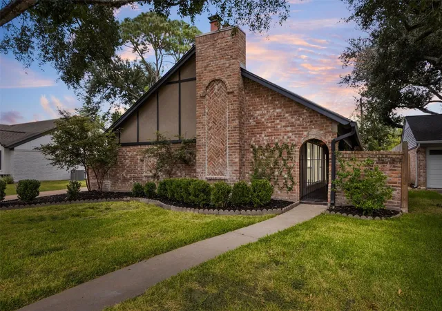 Photo 1 of Single family home for sale at 2218 Parana Dr, Houston, TX 77080 | MLS# 55890687 | Listing updated on 2026-09-09