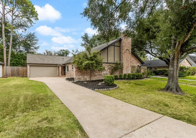 Photo 3 of Single family home for sale at 2218 Parana Dr, Houston, TX 77080 | MLS# 55890687 | Listing updated on 2026-09-09