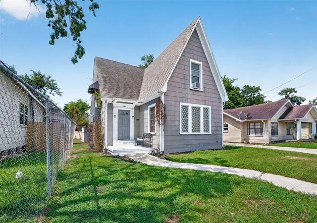 2nd image of 415 W Pearce St, Baytown, TX 77520 | MLS# 30525097