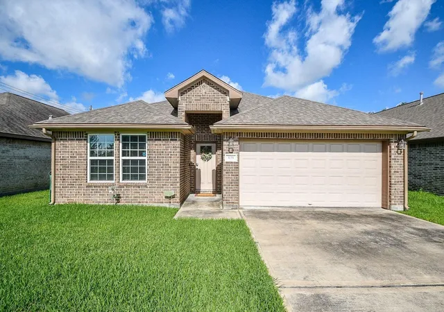 1st image of 828 S 1st St, La Porte, TX 77571 | MLS# 45867875