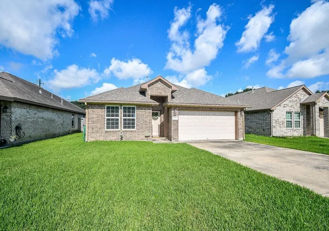 2nd image of 828 S 1st St, La Porte, TX 77571 | MLS# 45867875