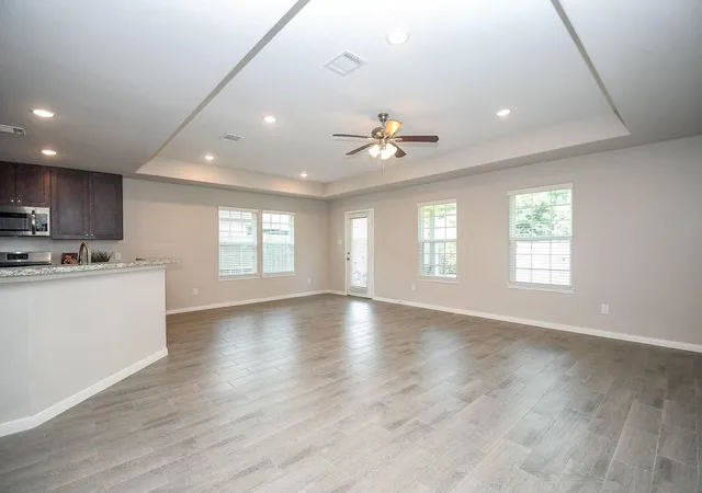 4th image of 828 S 1St St, La Porte, TX 77571 | MLS# 45867875