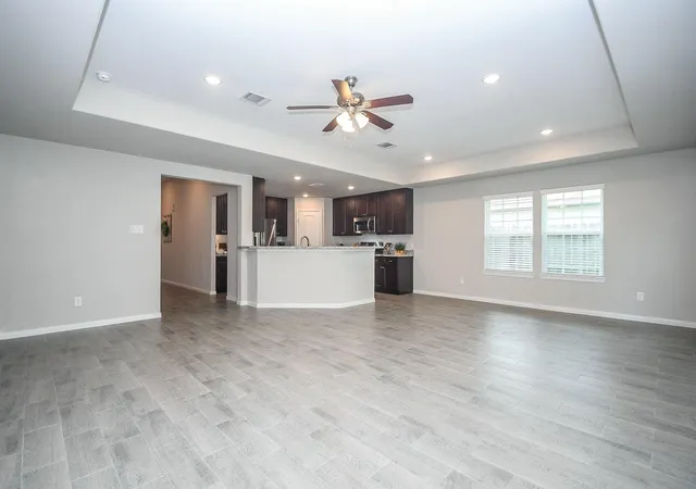 5th image of 828 S 1St St, La Porte, TX 77571 | MLS# 45867875