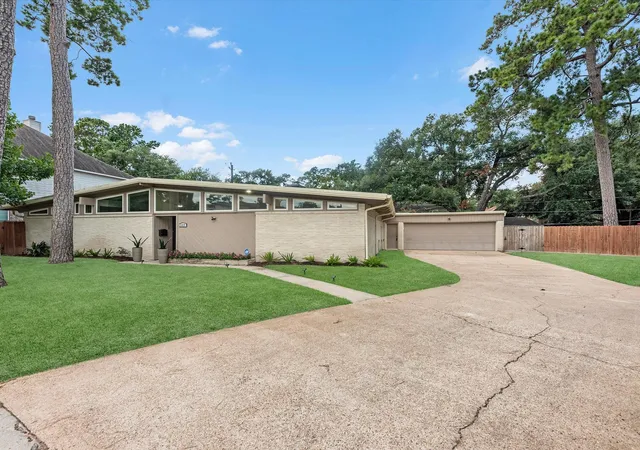 Photo 2 of Single family home for sale at 227 Faust Ln, Houston, TX 77024 | MLS# 33906759 | Listing updated on 2026-08-31