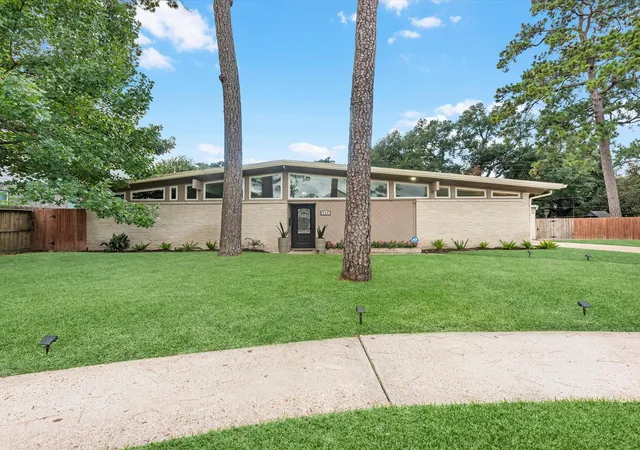 Photo 3 of Single family home for sale at 227 Faust Ln, Houston, TX 77024 | MLS# 33906759 | Listing updated on 2026-08-31