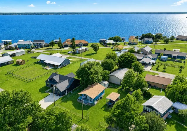 2nd image of 124 4th Ave, Onalaska, TX 77360 | MLS# 58313197