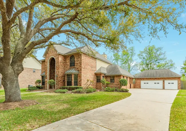 3rd image of 95 Rosewood St, Lake Jackson, TX 77566 | MLS# 7991519