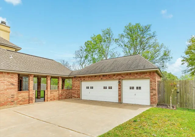 4th image of 95 Rosewood St, Lake Jackson, TX 77566 | MLS# 7991519