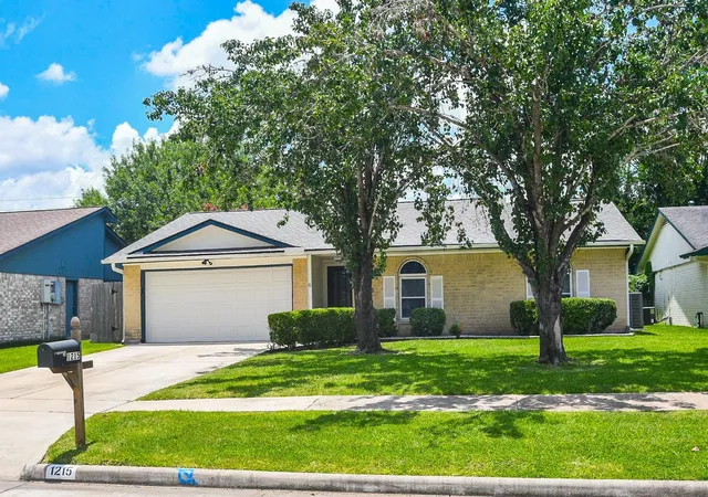 Homes for sale in Sugar Land, TX | 1215 Pinecroft Dr, Sugar Land, TX 77498 | MLS# 48896601