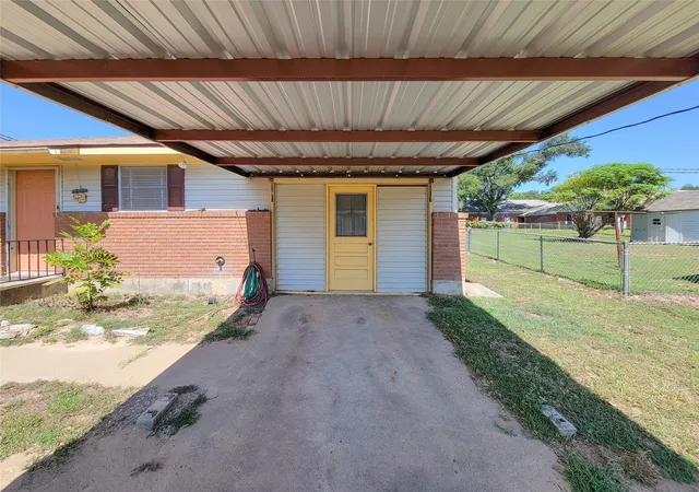 Photo 3 of Single family home for sale at 432 N Holland St, Bellville, TX 77418 | MLS# 50063157 | Listing updated on 2026-08-26