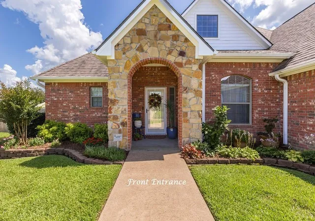 Photo 2 of Sale Pending at 106 Copperwood Loop, Lufkin, TX 75901 | MLS# 45148632 | Listing updated on 2026-09-04