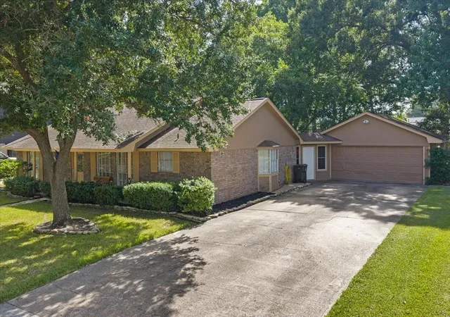 2nd image of 12615 Old River Dr, Baytown, TX 77523 | MLS# 4134321