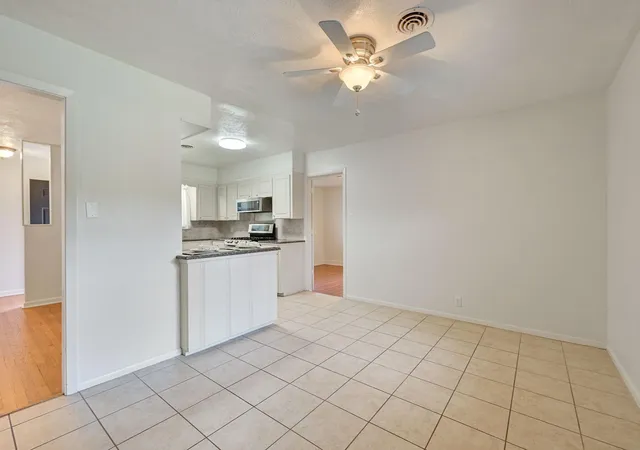 Photo 3 of Single family home for sale at 1915 Vinewood Dr, Bryan, TX 77802 | MLS# 90197039 | Listing updated on 2026-08-01