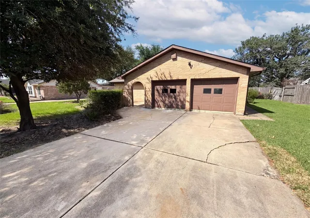 Photo 1 of Sale Pending at 342 Queenstown Rd, Houston, TX 77015 | MLS# 61484266 | Listing updated on 2026-09-02