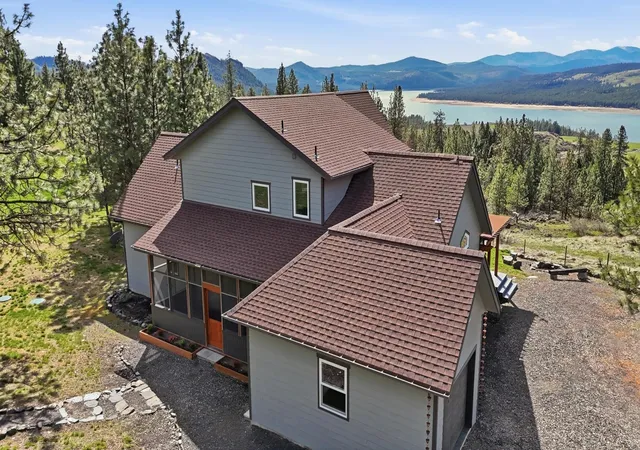 Homes for sale in Hunters, WA | 5182 Hunters Ridge Wy, Hunters, WA 99137 | MLS# 202614967