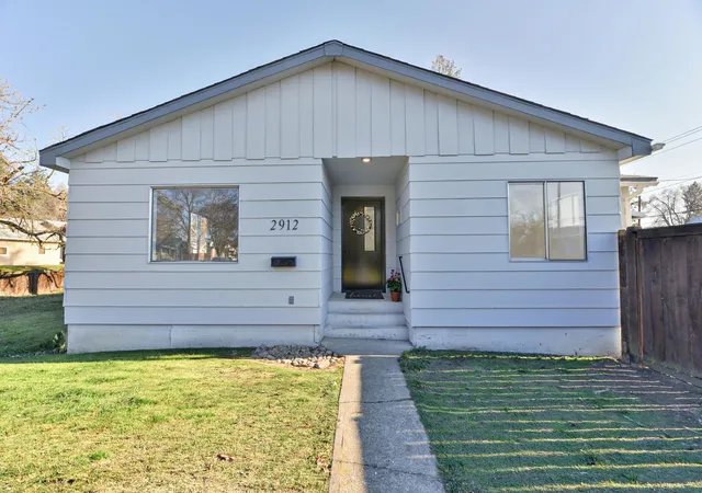 Homes for sale in Spokane, WA | 2912 N Hemlock St, Spokane, WA 99205 | MLS# 202615852
