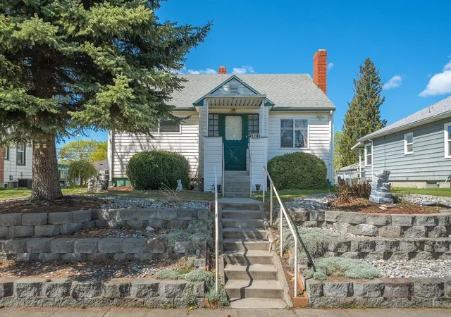 Homes for sale in Spokane, WA | 4011 N Hawthorne St, Spokane, WA 99205 | MLS# 202616079