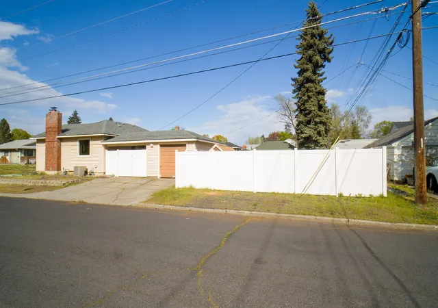 Homes for sale in Spokane, WA | 604 E Queen Ave, Spokane, WA 99207 | MLS# 202616250