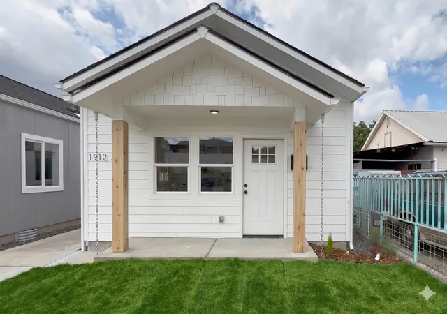 Homes for sale in Spokane, WA | 1912 W Buckeye Ave, Spokane, WA 99205 | MLS# 202616284