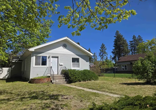 Photo 2 of Single family home for sale at 811 E 38th Avenue, Spokane, WA 99203 | MLS# 202617453 | Listing updated on 2026-08-10
