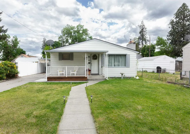Homes for sale in Spokane, WA | 1028 E Queen Ave, Spokane, WA 99207 | MLS# 202617767