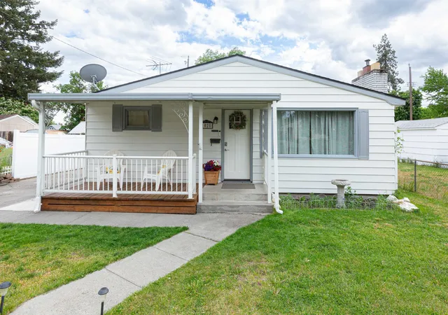 Homes for sale in Spokane, WA | 1028 E Queen Ave, Spokane, WA 99207 | MLS# 202617767