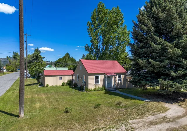 2nd image of 208 W Jenkins Ave, Chewelah, WA 99109 | MLS# 202619930