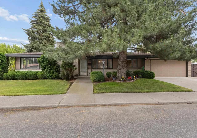 Homes for sale in Spokane, WA | 7018 N Fleming St, Spokane, WA 99208 | MLS# 202620334