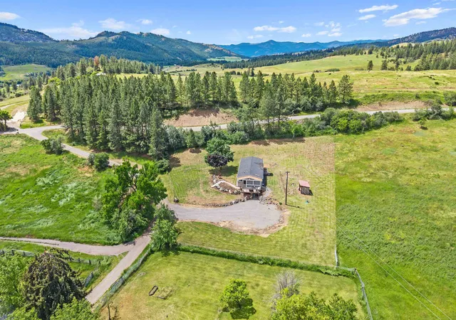 Homes for sale in Hunters, WA | 4562 Lessig Rd, Hunters, WA 99137 | MLS# 202620405