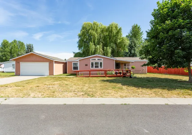 1st image of 407 E Meadowmere Wy, Deer Park, WA 99006 | MLS# 202620698