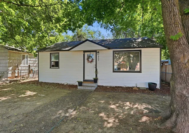 Photo 2 of Single family home for sale at 6202 N Astor St, Spokane, WA 99207 | MLS# 202620733 | Listing updated on 2026-10-01