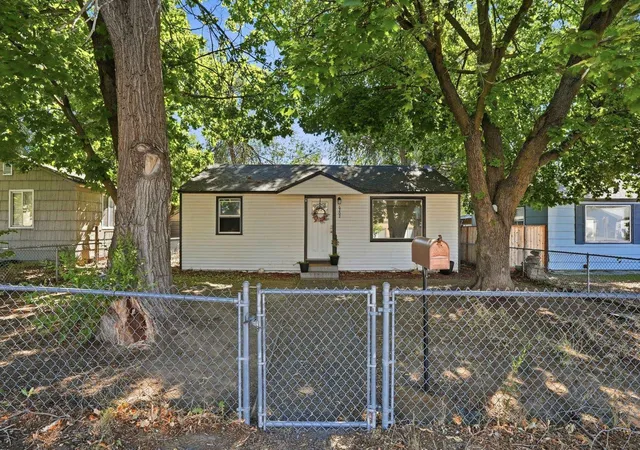 Photo 3 of Single family home for sale at 6202 N Astor St, Spokane, WA 99207 | MLS# 202620733 | Listing updated on 2026-10-01
