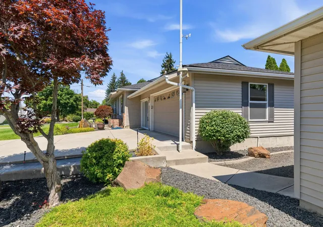 Homes for sale in Spokane, WA | 1116 N Willow Rd, Spokane, WA 99206 | MLS# 202620898