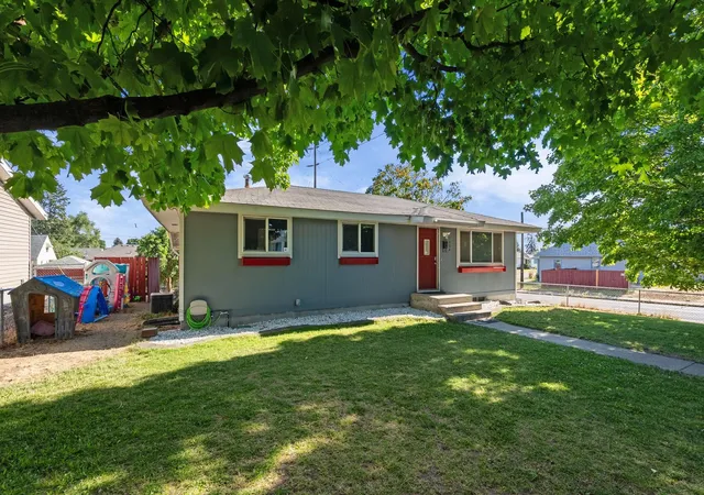 Photo 2 of Single family home for sale at 1404 E Gordon Ct, Spokane, WA 99207 | MLS# 202620981 | Listing updated on 2026-09-16