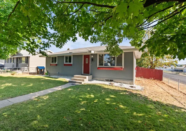 Photo 3 of Single family home for sale at 1404 E Gordon Ct, Spokane, WA 99207 | MLS# 202620981 | Listing updated on 2026-09-16