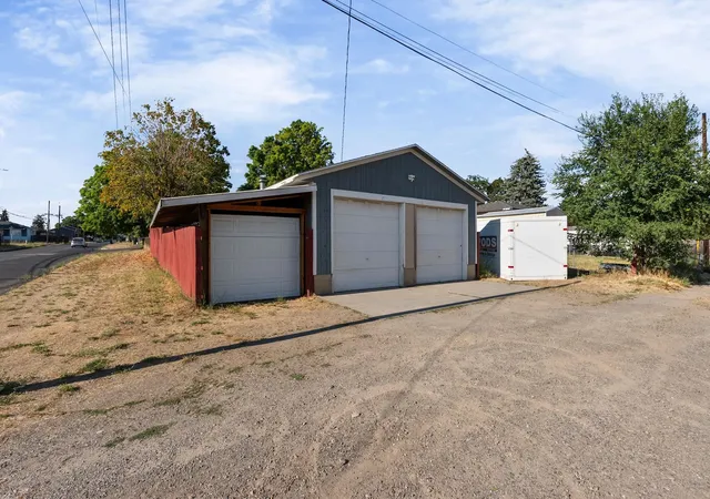 Photo 3 of Single family home for sale at 1404 E Gordon Ct, Spokane, WA 99207 | MLS# 202620981 | Listing updated on 2026-09-16