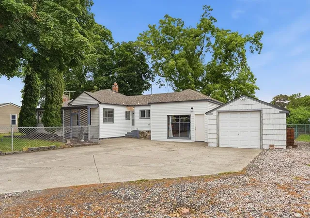 Photo 1 of Sale Pending at 2015 N Vista Rd, Spokane Valley, WA 99212 | MLS# 202621055 | Listing updated on 2026-10-17